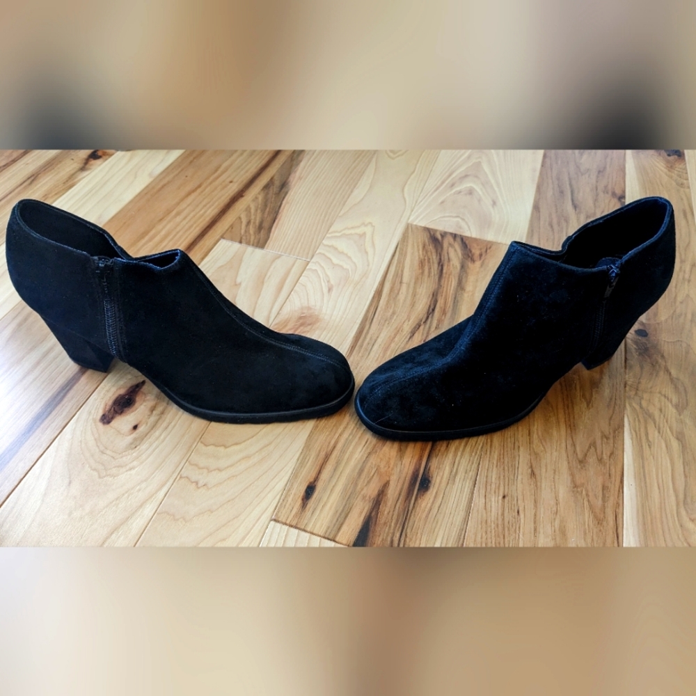 Black Suede Booties Andre Assous East Size 9.5 B Great Condition - Picture 4 of 7